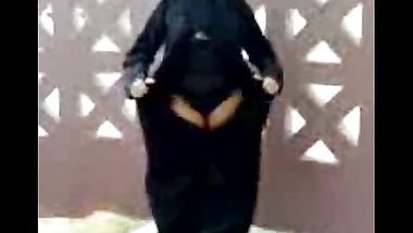 منقبة سعودية سمينة تقلع العبابة و تستمني امام الكاميرا
