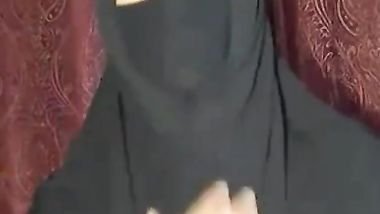 عربية تلعب جسمها ملط تحت العباية